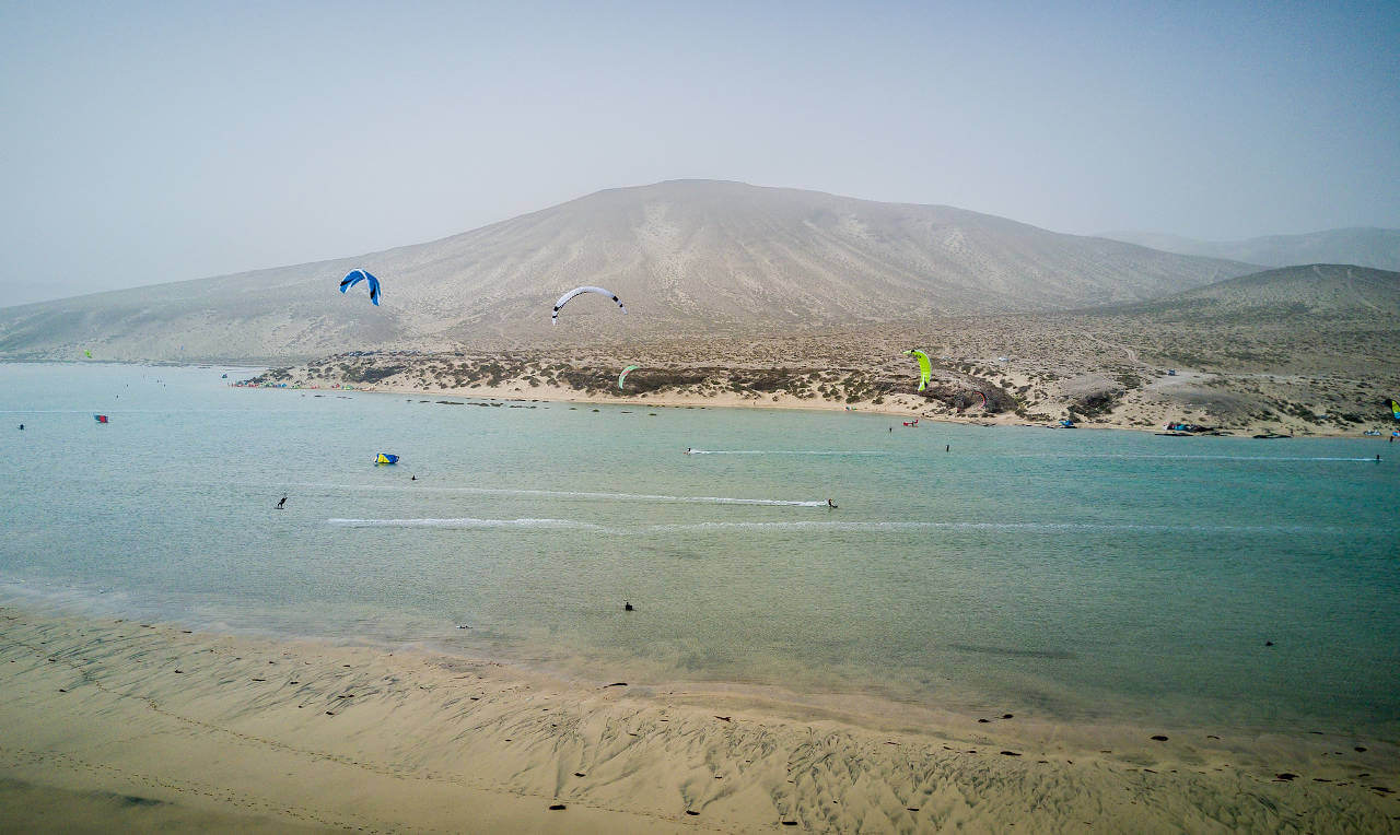 Vent et ciel blanc sur Fuerteventura