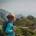 Garçon en randonnée dans les montagnes des îles Canaries.