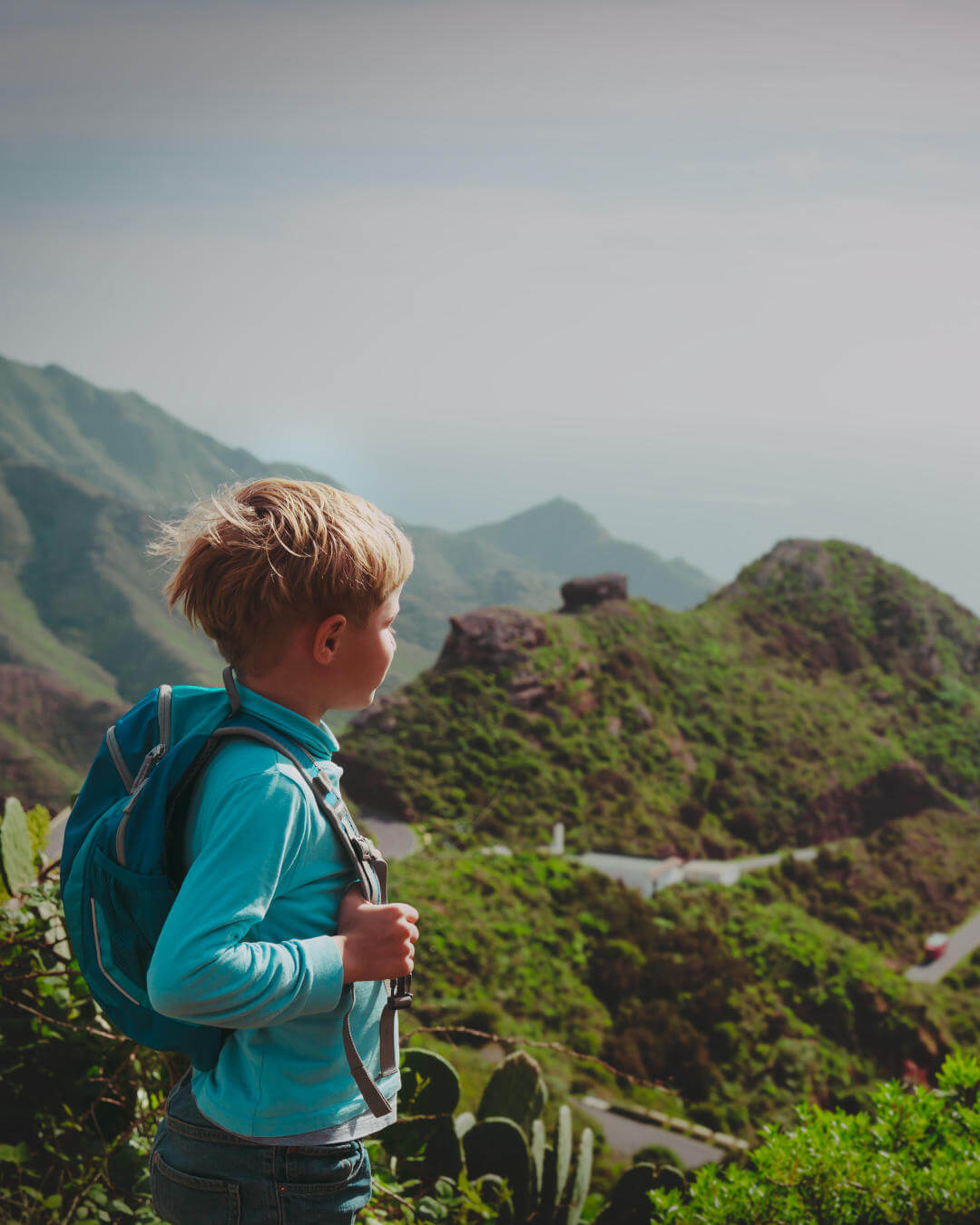 Les Canaries avec les enfants 2 Garçon en randonnée dans les montagnes des îles Canaries.