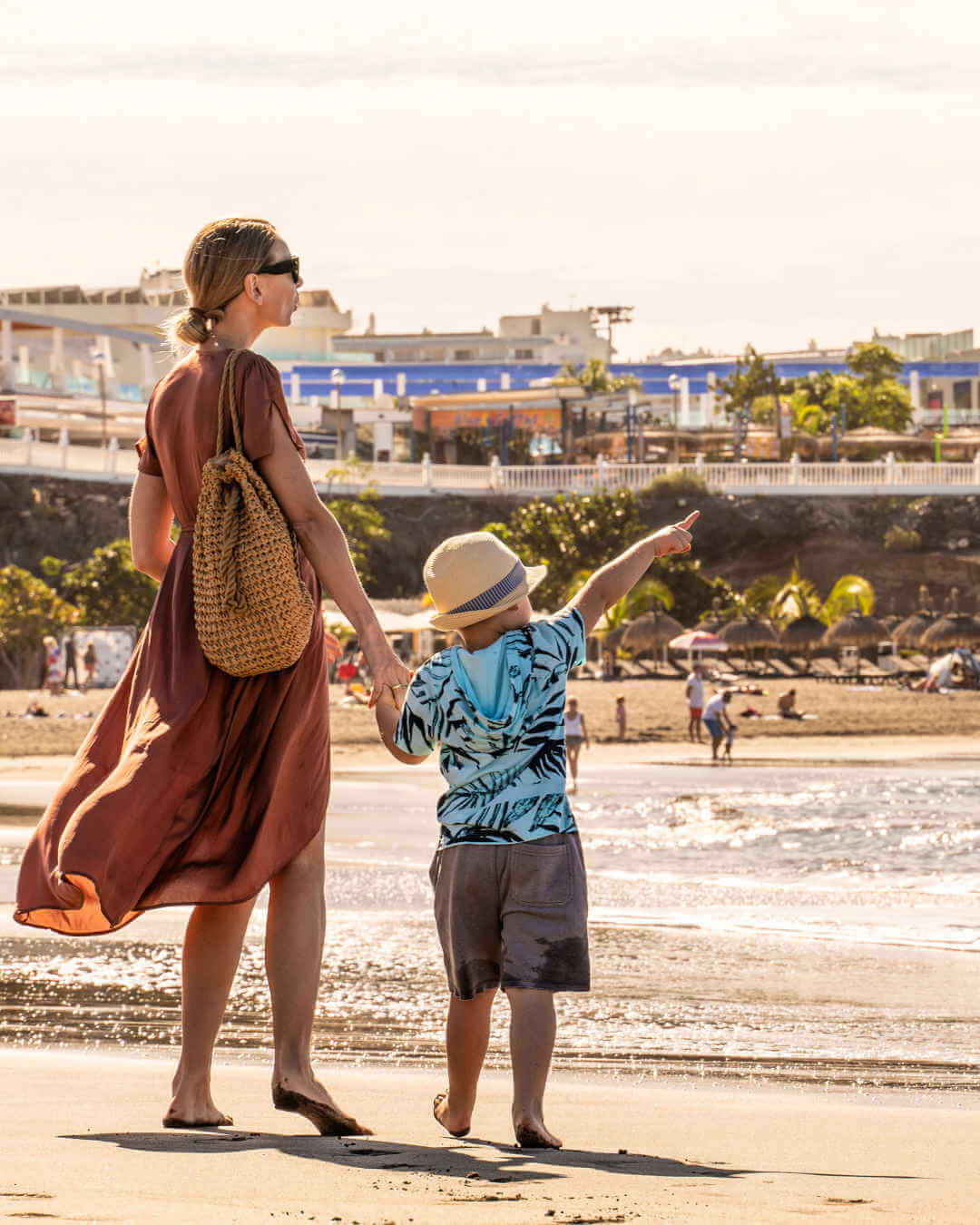 Les Canaries avec les enfants 1 une mère avec son fils marchant sur la plage de sable fin à Tenerife