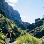 Une randonneuse dans les montagnes dans la vallée de Masca à Tenerife