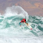 Surf sur une grosse vague