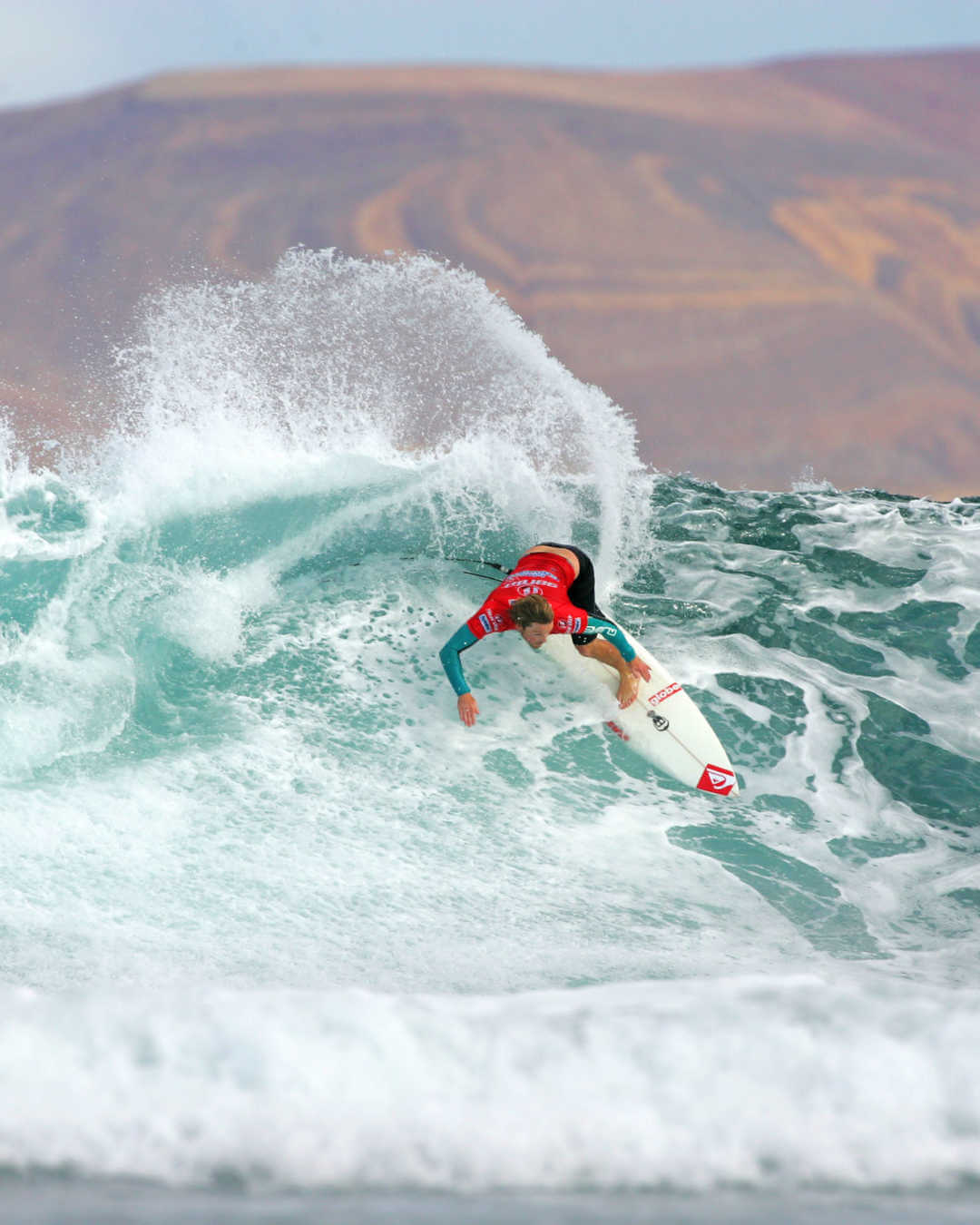 Surf sur une grosse vague