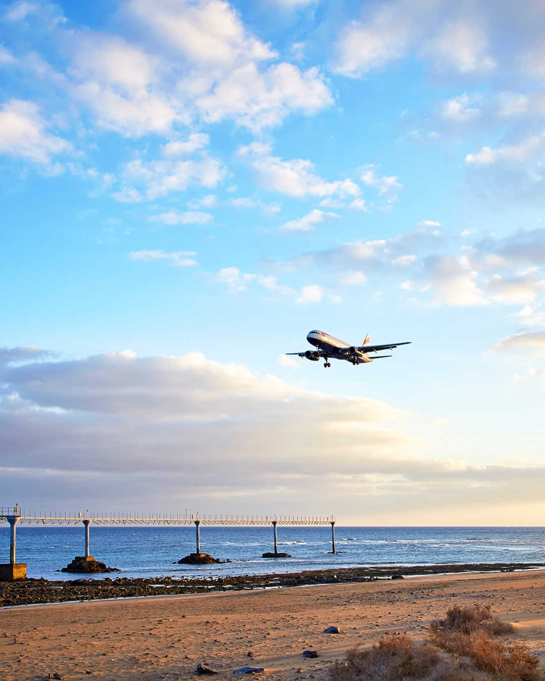 avion-aeroport-lanzarote Avions au dessus de la mer.