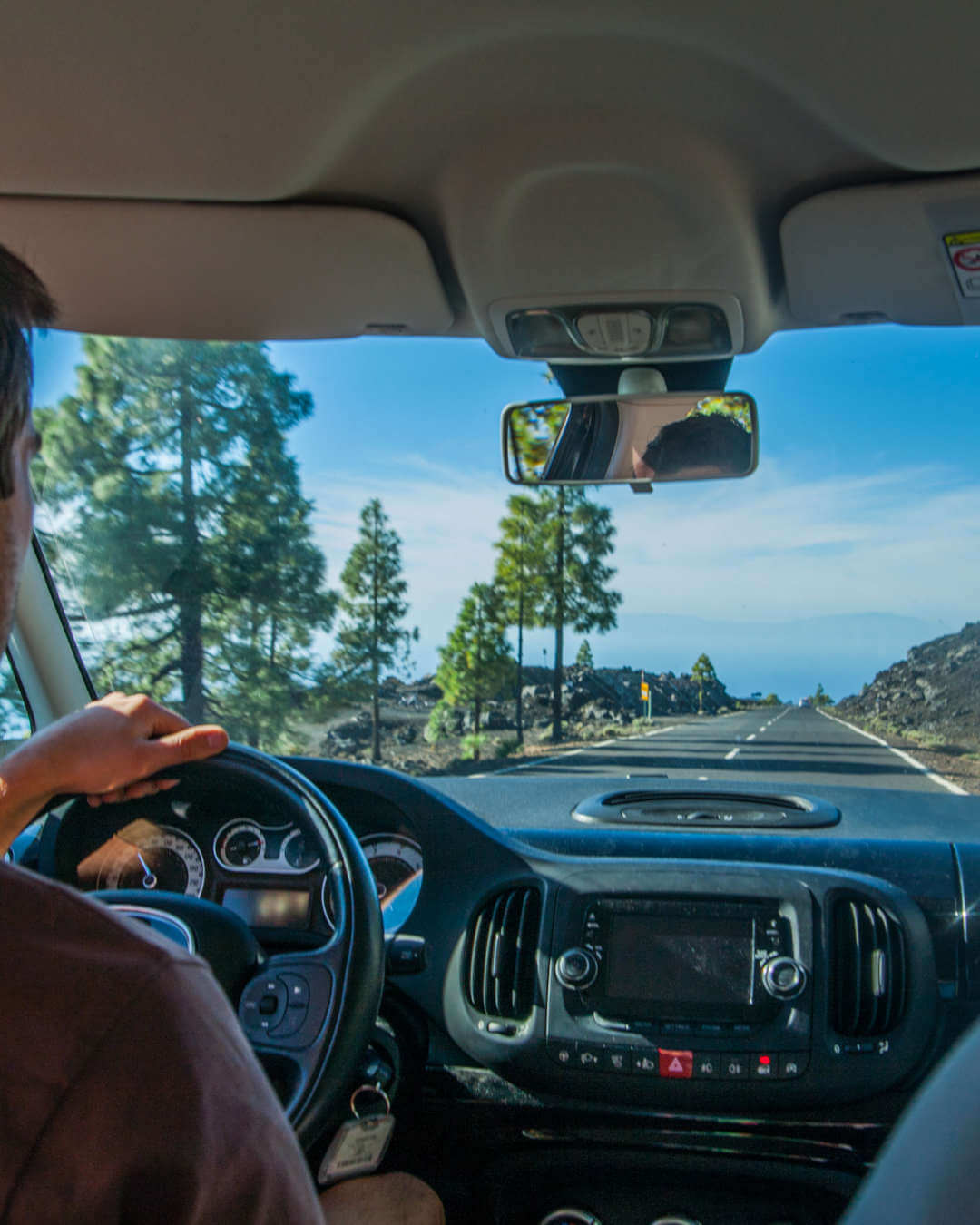 voiture-tenerife Vue depuis l'arrière d'une voiture aux Canaries